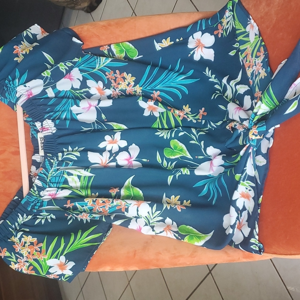 Verse floral flutter sleeve top M